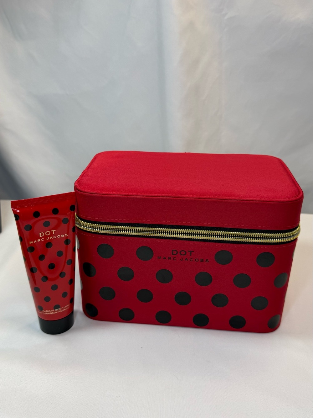 Marc Jacobs DOT Red and Black Polka Dot Bath & Body Set with Cosmetic Case VGUC